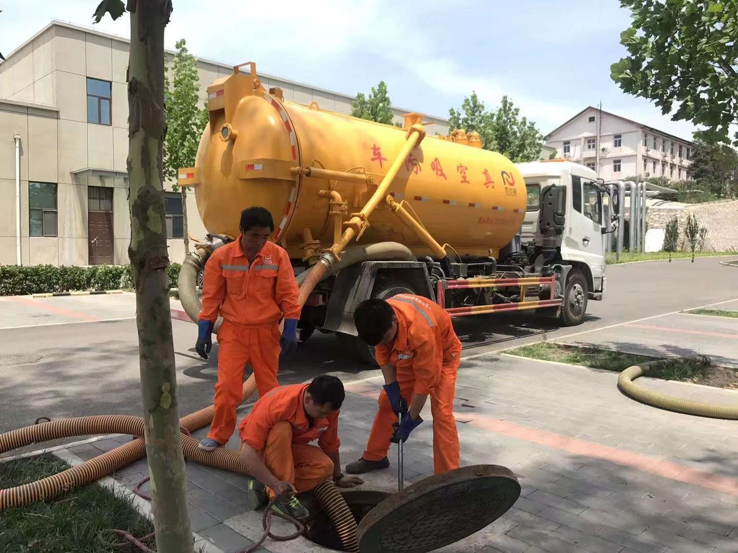 禹城管道疏通车停在窨井附近