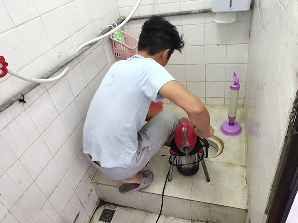 禹城管道堵塞冒臭气 专业师傅现场解决问题